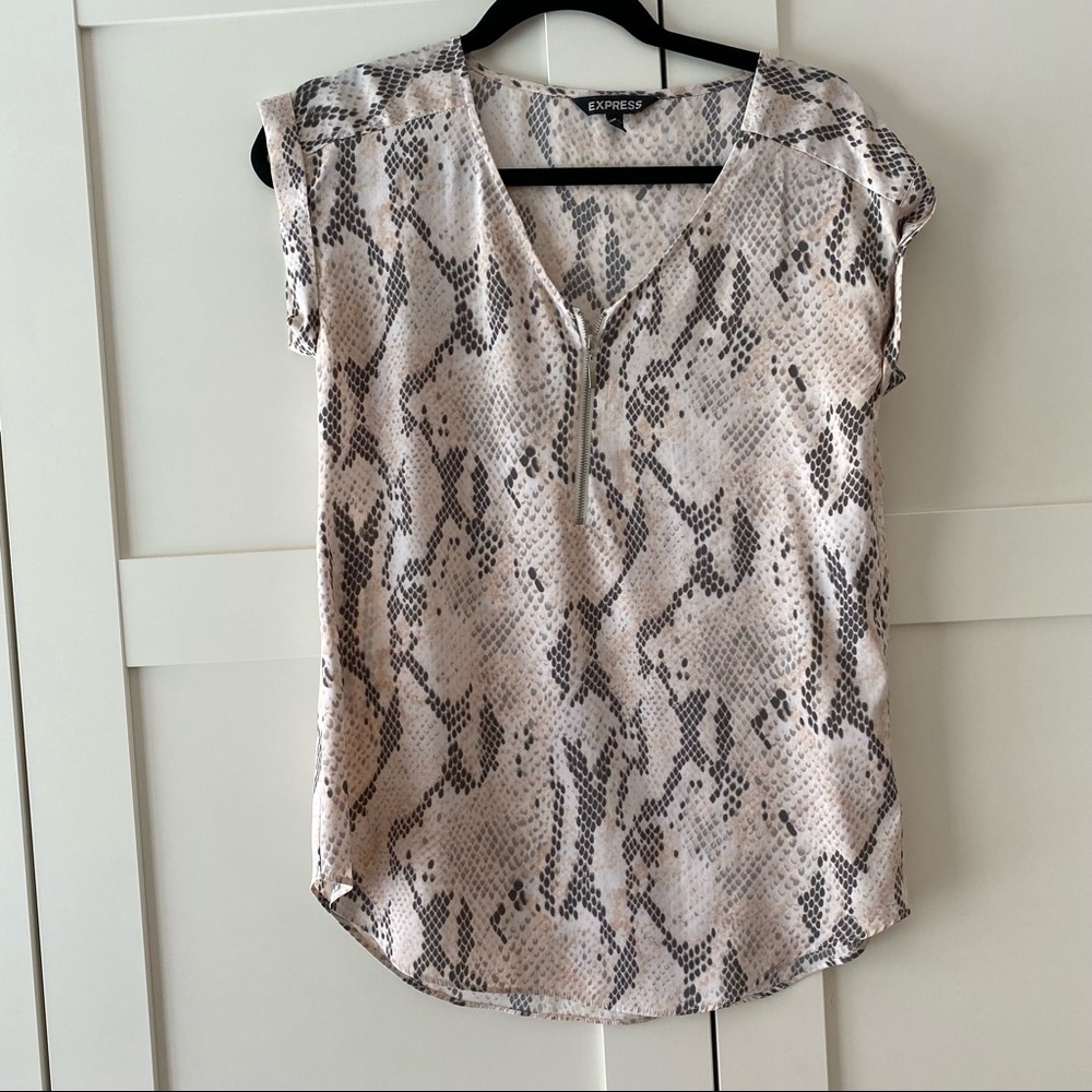 Express zip up tee